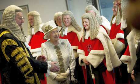 Regina Elisabetta II insieme a dei giudici inglesi